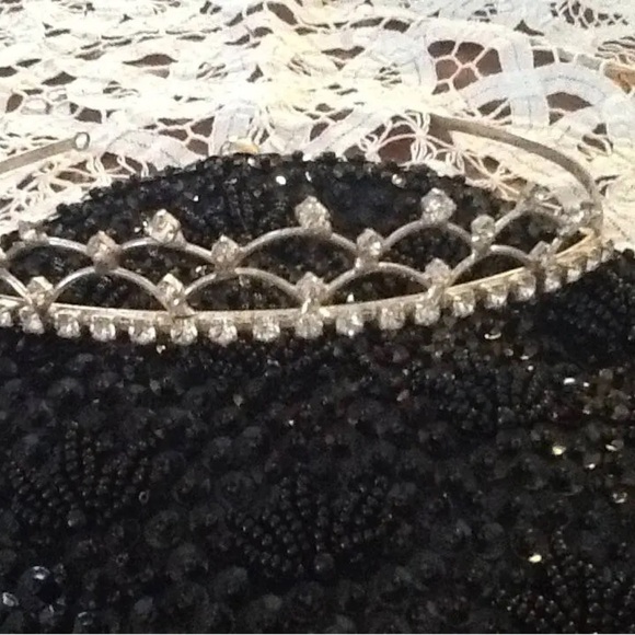 Elegant Silver Hair Tiara with Nature-Inspired Design - Picture 9 of 10